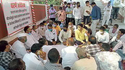 फलटणात रस्त्यासाठी सर्वपक्षीय रस्त्यावर; खासदार निंबाळकरांचा उपोषणाला पाठिंबा