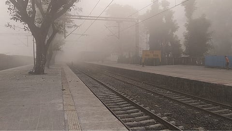 रोहा : शहरात मोठ्या प्रमाणात धुरके पसरले आहे.