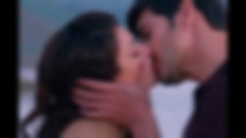 तो सतत तिचे चुंबन घ्यायचा...