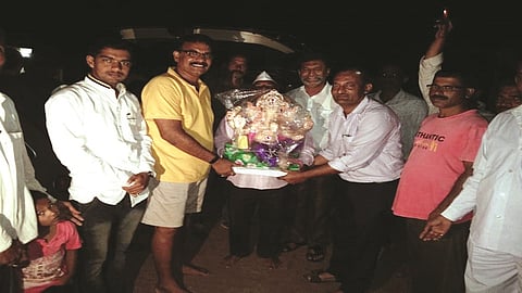 पूरग्रस्तांना गणेशमूर्ती देताना योगेश कुडाळकर, संभाजीराव चव्हाण.