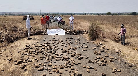 ग्रामस्थांनी दगडगोटे टाकून बंद केलेले गावचे रस्ते