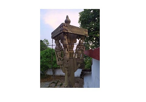 पवनी : मुरलीधर मंदिरासमोरच्या गरुड खांबावरील श्री गरुड आणि हनुमंत यांच्या कोरीव मूर्ती.