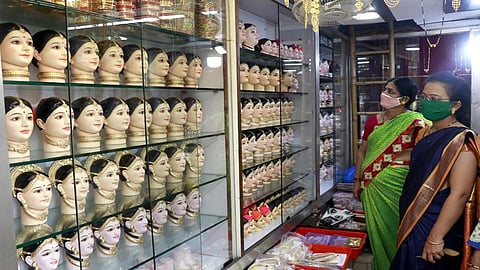 'गौरी'ला यंदा सखींचा गोतावळा नाहीच!