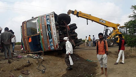 borewel vehicle collided 2 dead