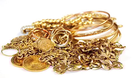 thieves theft ornaments from dead woman mortal