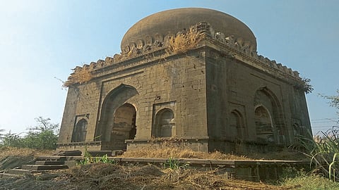आदिलशाहाच्या काळातील गोलघुमटाचे अस्तित्व धोक्यात; ऐतिहासिक पाऊलखुणा जपण्याची गरज