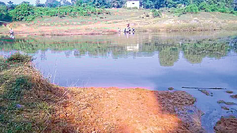 सालेकसा : पुलाच्या प्रतीक्षेत असलेली बाघ नदी.