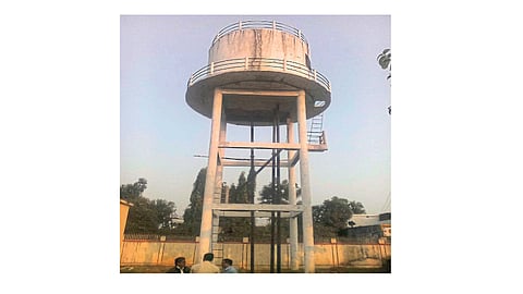 पांढरी : कुचकामी असलेली येथील पाण्याची टाकी.