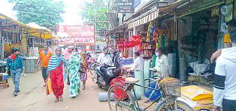 गोंदिया ः शहरात दररोज अशी गर्दी उसळत असते. सोशल डिस्टन्सिंगचे पालन होताना दिसत नाही. (छायाचित्रसेवा ः सतीश पारधी)