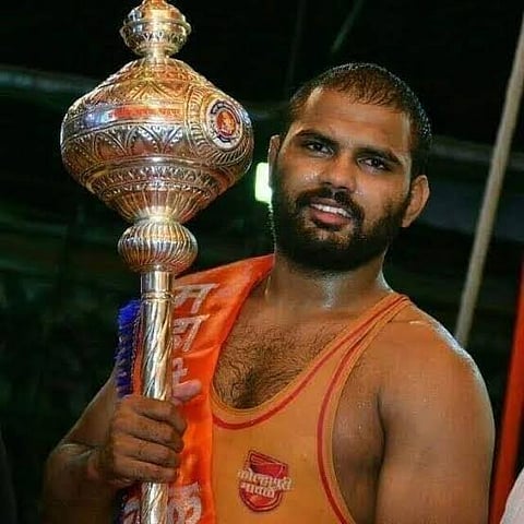 The Akolekars gave 11 lakhs to the Maharashtra Kesari Sadgir