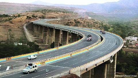 चालत्या कारमध्ये कापून घेतली स्वतःच्या हाताची नस; मुंबई गोवा महामार्गावर आत्महत्येचा शहारे आणणारा थरार