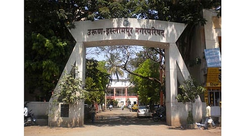 Islampur Municipal Meeting Confusion Sangli Marathi News