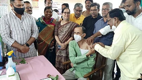 Kovid Vaccination Started In Jaysingpur Kolhapur Marathi News