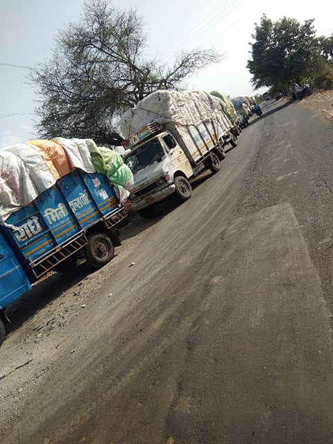 जलालखेडा ः मोजणीच्या प्रतीक्षेत असलेल्या कापसाच्या गाड्या.