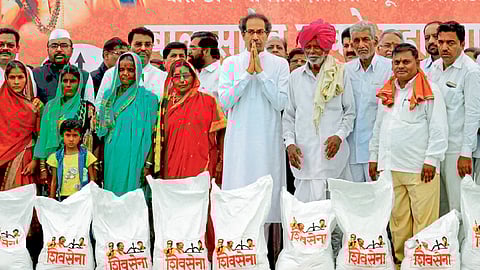 लुबाडणाऱ्या विमा कंपन्यांना सरळ करू -  उद्धव ठाकरे