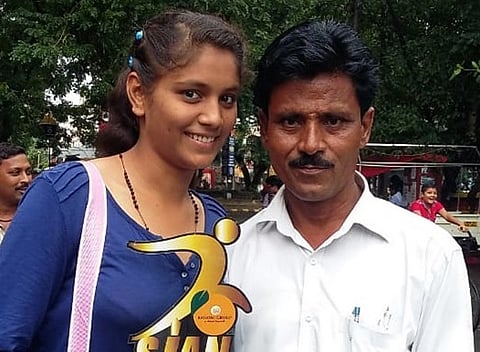 धापेवाडा : वडील प्रभाकर यांच्यासोबत जयश्री ठाकरे.