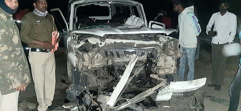Akola Marathi News Shegaon, Shirdi Devdarshan devotees car accident, two killed, nine serious