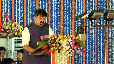 एकनिष्ठेचे फळ मिळालं जितेंद्र आव्हाड यांना, घेतली मंत्रिपदाची शपथ..