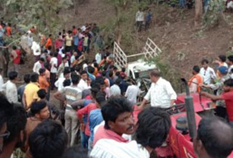 जोडमोहा : अपघातस्थळी झालेली गर्दी.