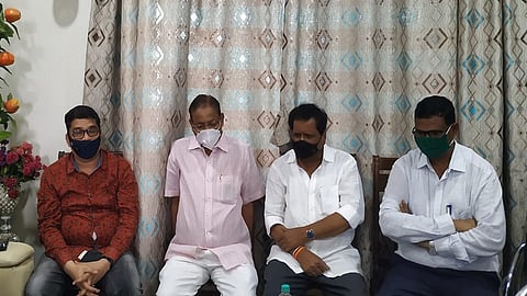 वडखळ : धायरेश्वर कॉन्ट्रॅक्टर असोसिएशन इस्पात डोलवी या युनियनच्या आंदोलनाला आमदार रवीशेठ पाटील, महेंद्र दळवी यांनी पाठिंबा दर्शवला आहे.