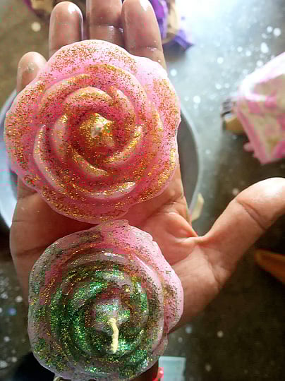 कन्हान ः महिला बचतगटाने तयार केलेले मेणाचे दिवे