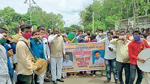 जिल्हाधिकारी कार्यालयासमोर घुमली हलगी; कलाकारांचा सरकारला अल्टिमेटम!