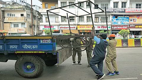 कऱ्हाडला बंद खोकी, हातगाडे जप्त; पालिकेची जोरदार मोहीम