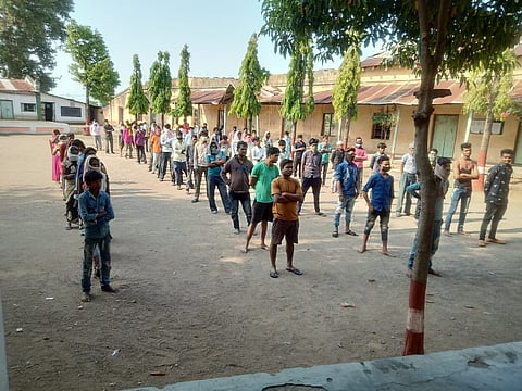 केळवद ः भीमराव बापू आदर्श विद्यालयात थांबविण्यात आलेले परप्रांतीय मजूर.