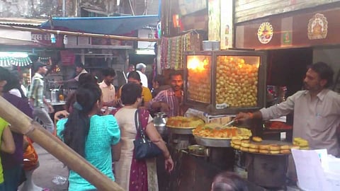 Akola Marathi News- Coronas dawn of food !, Fast food center, hotel, storm of youth on the dhaba