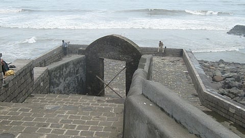 visit to old fort in mumbai tourism