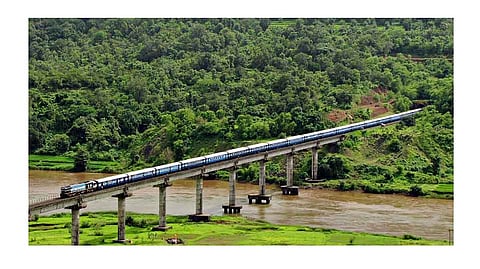 कोकण रेल्वेचे वेळापत्रक कोलमडले