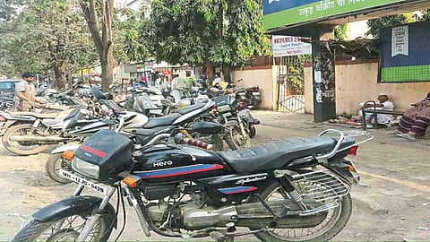 कोथरूड कचरा डेपोजवळ पदपथावर दुचाकी