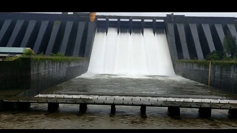 Video : काेयना धरणातून दहा हजारांवर क्यूसेक पाण्याचा विसर्ग