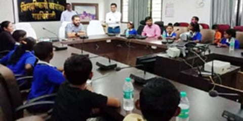 भामरागड : विद्यार्थ्यांशी संवाद साधताना जिल्हाधिकारी शेखर सिंह.