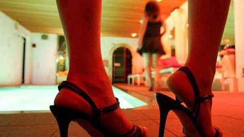 पतीच्या मदतीने आंटीने चालविला कुंटणखाना!