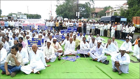 लातूरः शेतकऱयांना सरसकट कर्जमाफीसाठी शासकीय विश्रामगृहा समोर रास्ता रोको