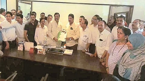 माणगाव : विधी महाविद्यालयासाठी माणगावात स्वतंत्र इमारतीची गरज असल्याचे खासदार सुनील तटकरे यांना निवेदन देण्यात आले. त्या वेळी त्यांनी तत्काळ मदत जाहीर केली.