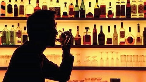 यांना आवरा रे ! तळीरामांची तहान भागवण्यासाठी फोडली जातायत Wine शॉप्स...