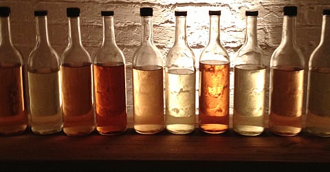 विदेशी नाही तर आपली देशीच बरी...गावागावात दारूचे अड्डे