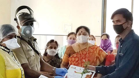 लोणावळा : कोरोना योद्ध्यांना राख्या बांधून रक्षाबंधन सण साजरा