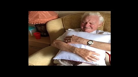 man crying remembering his late wife in lockdown got emotional video viral