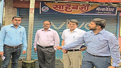 महाड : तालुक्यातील पूरग्रस्त भागाची पाहणी करताना केंद्रीय पथकाचे अधिकारी.