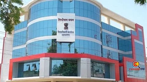 The winds of change of so many officers and employees in the administration ... the green signal of the government