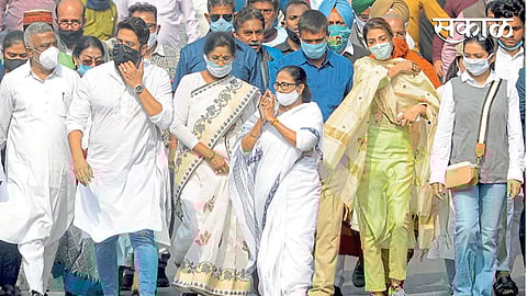 कोलकता - नेताजी सुभाषचंद्र बोस यांच्या जयंतीनिमित्त शनिवारी मुख्यमंत्री ममता  बॅनर्जी यांनी पदयात्रा काढली.