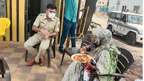 पोलिसांनी भुकेने व्याकूळ असलेल्या वृद्धेला जवळ बोलावले अन्...