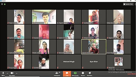 मंठा : व्हिडिओ कॉन्फरन्सिंगद्वारे प्राध्यापकांसोबत संवाद साधताना विद्यार्थी.