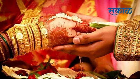 The girl got married to her boyfriend under Pathrot police station