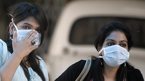 सारखा मास्क लावल्याने आपणच उत्सर्जित केलेला कार्बन डायऑक्सिइड घेतला जातो आणि होतोय हायपोक्सिया?