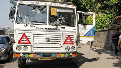 शिवसैनिक थेट उतरलेत रस्त्यावरल, मेट्रो 3 चं काम पाडलं बंद..