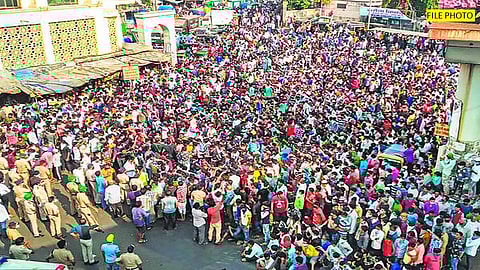 मोफत फॉर्मची दहा रुपयांना विक्री; मेलेल्या माणसाच्या टाळूवरचं लोणी खाणं म्हणतात ना ते हेच